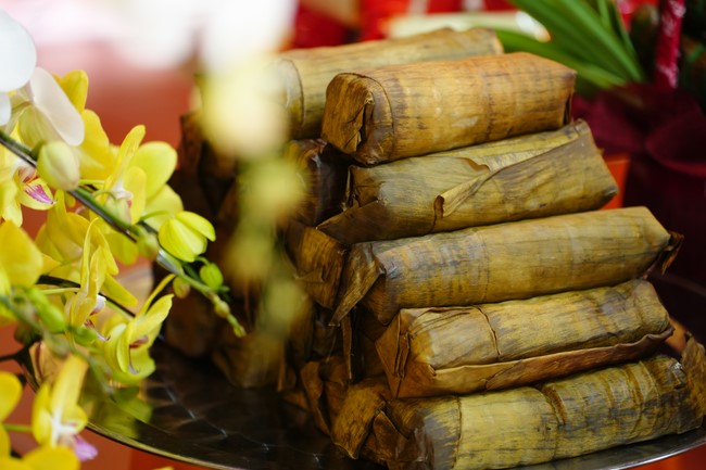 Paying homage to the Most Master and commemorating Hoang Phap Pagoda’s Founder by Monks, and Buddhists