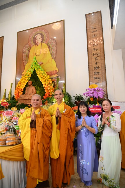 Paying homage to the Most Master and commemorating Hoang Phap Pagoda’s Founder by Monks, and Buddhists