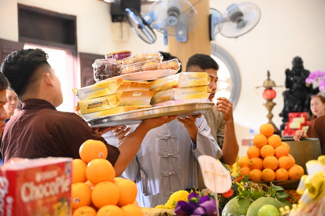 Paying homage to the Most Master and commemorating Hoang Phap Pagoda’s Founder by Monks, and Buddhists
