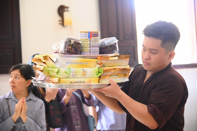 Paying homage to the Most Master and commemorating Hoang Phap Pagoda’s Founder by Monks, and Buddhists