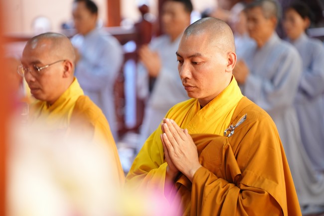 Paying homage to the Most Master and commemorating Hoang Phap Pagoda’s Founder by Monks, and Buddhists