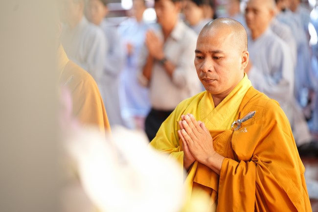 Paying homage to the Most Master and commemorating Hoang Phap Pagoda’s Founder by Monks, and Buddhists