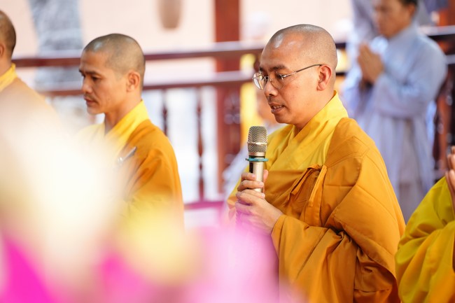 Paying homage to the Most Master and commemorating Hoang Phap Pagoda’s Founder by Monks, and Buddhists