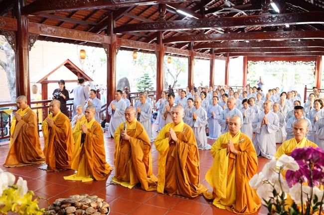Paying homage to the Most Master and commemorating Hoang Phap Pagoda’s Founder by Monks, and Buddhists