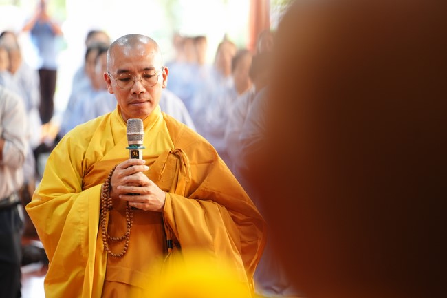 Paying homage to the Most Master and commemorating Hoang Phap Pagoda’s Founder by Monks, and Buddhists