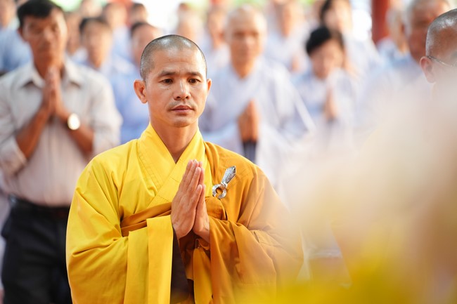 Paying homage to the Most Master and commemorating Hoang Phap Pagoda’s Founder by Monks, and Buddhists