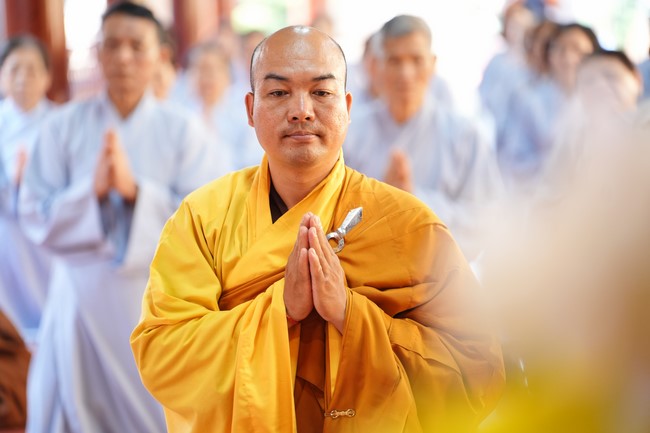 Paying homage to the Most Master and commemorating Hoang Phap Pagoda’s Founder by Monks, and Buddhists
