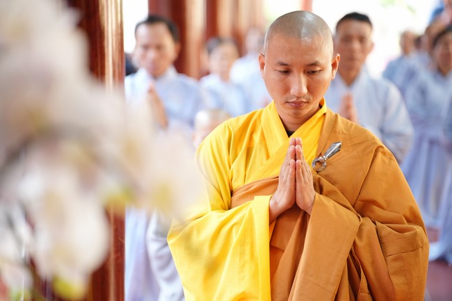 Paying homage to the Most Master and commemorating Hoang Phap Pagoda’s Founder by Monks, and Buddhists