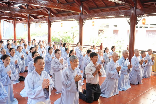 Paying homage to the Most Master and commemorating Hoang Phap Pagoda’s Founder by Monks, and Buddhists