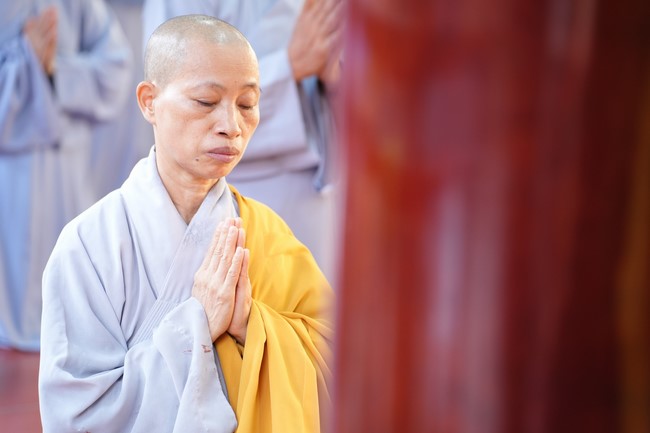 Paying homage to the Most Master and commemorating Hoang Phap Pagoda’s Founder by Monks, and Buddhists