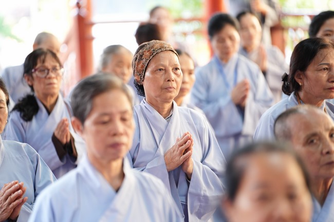 Paying homage to the Most Master and commemorating Hoang Phap Pagoda’s Founder by Monks, and Buddhists