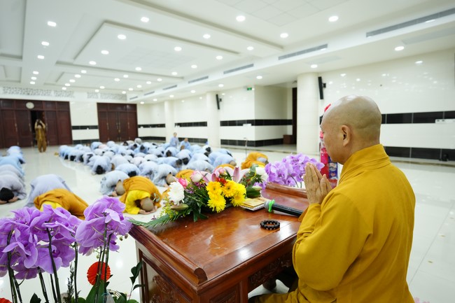 Paying homage to the Most Master and commemorating Hoang Phap Pagoda’s Founder by Monks, and Buddhists