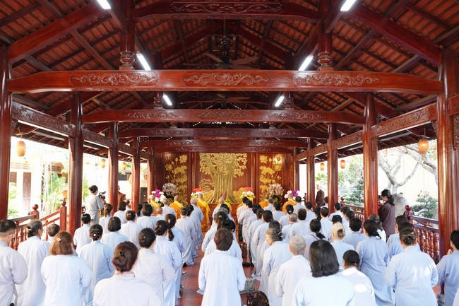 Paying homage to the Most Master and commemorating Hoang Phap Pagoda’s Founder by Monks, and Buddhists