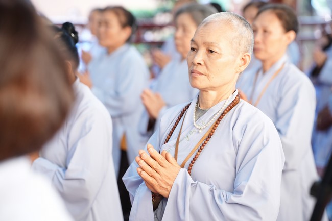 Paying homage to the Most Master and commemorating Hoang Phap Pagoda’s Founder by Monks, and Buddhists