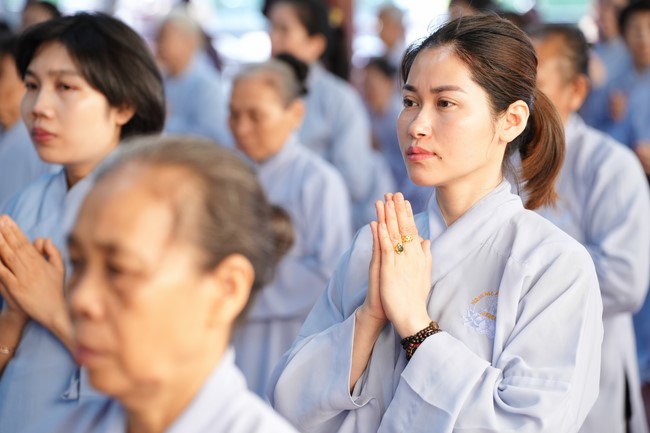 Paying homage to the Most Master and commemorating Hoang Phap Pagoda’s Founder by Monks, and Buddhists