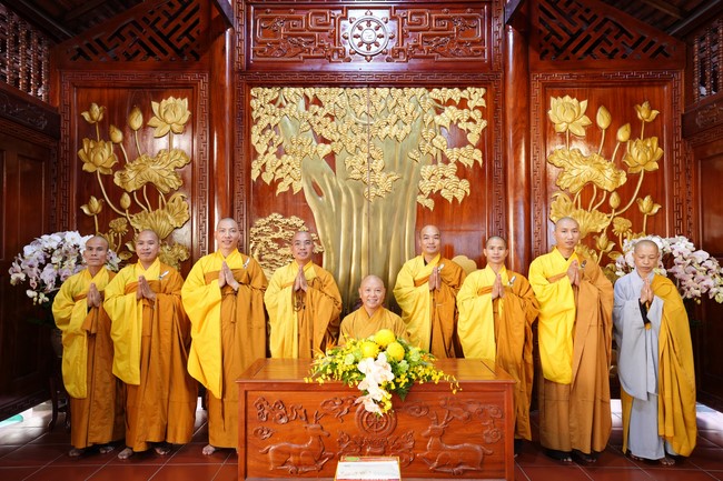 Paying homage to the Most Master and commemorating Hoang Phap Pagoda’s Founder by Monks, and Buddhists