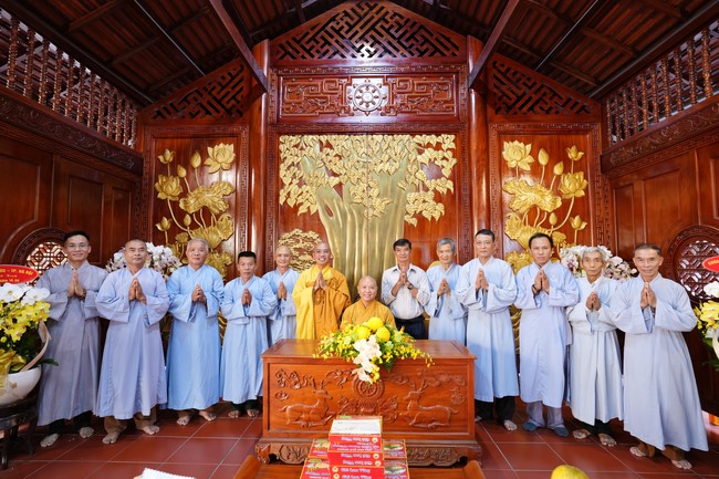 Paying homage to the Most Master and commemorating Hoang Phap Pagoda’s Founder by Monks, and Buddhists