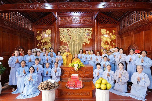 Paying homage to the Most Master and commemorating Hoang Phap Pagoda’s Founder by Monks, and Buddhists
