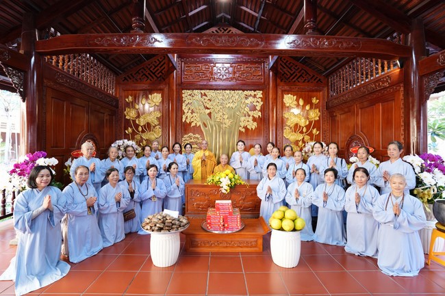 Paying homage to the Most Master and commemorating Hoang Phap Pagoda’s Founder by Monks, and Buddhists