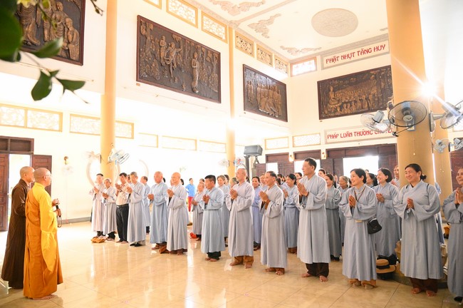 Paying homage to the Most Master and commemorating Hoang Phap Pagoda’s Founder by Monks, and Buddhists
