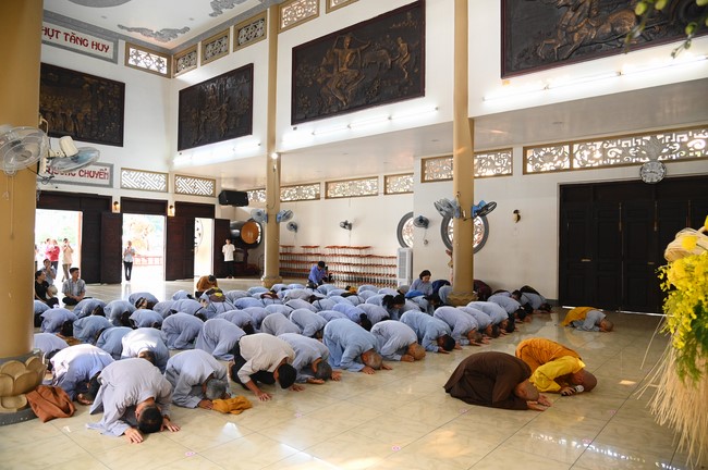 Paying homage to the Most Master and commemorating Hoang Phap Pagoda’s Founder by Monks, and Buddhists