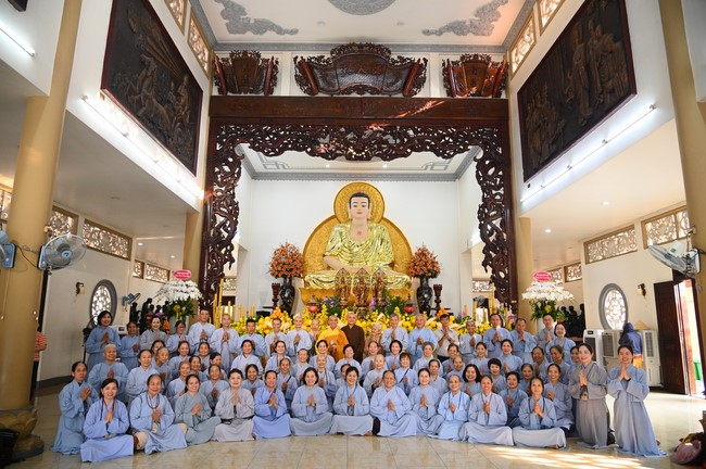 Paying homage to the Most Master and commemorating Hoang Phap Pagoda’s Founder by Monks, and Buddhists