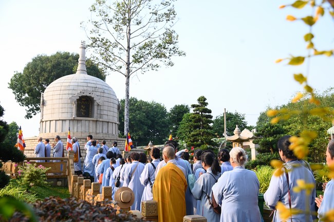 Paying homage to the Most Master and commemorating Hoang Phap Pagoda’s Founder by Monks, and Buddhists