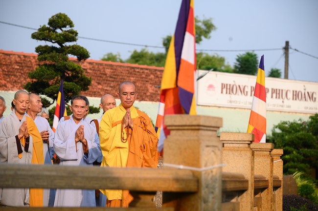 Paying homage to the Most Master and commemorating Hoang Phap Pagoda’s Founder by Monks, and Buddhists