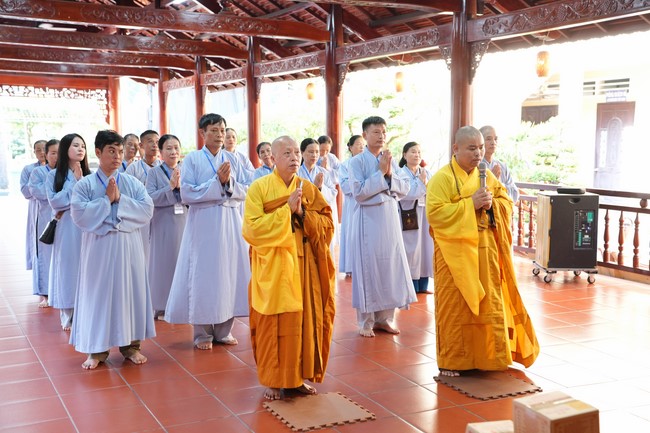 Paying homage to the Most Master and commemorating Hoang Phap Pagoda’s Founder by Monks, and Buddhists