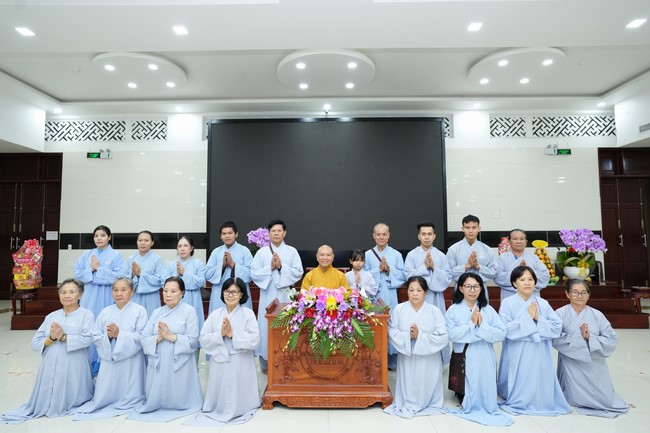 Paying homage to the Most Master and commemorating Hoang Phap Pagoda’s Founder by Monks, and Buddhists