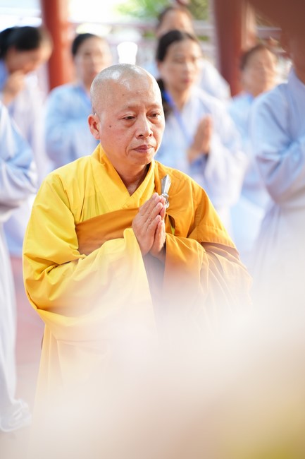 Paying homage to the Most Master and commemorating Hoang Phap Pagoda’s Founder by Monks, and Buddhists