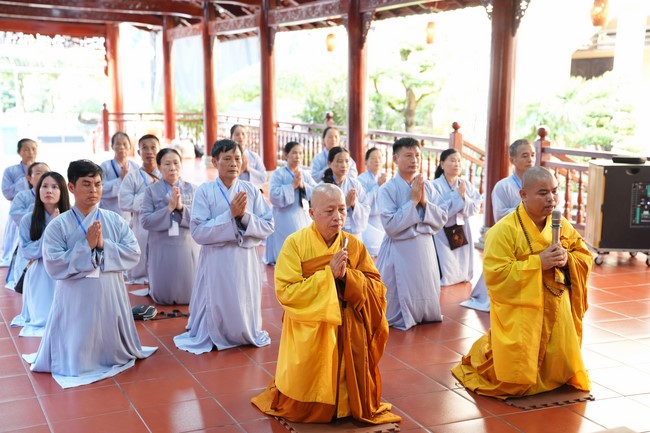 Paying homage to the Most Master and commemorating Hoang Phap Pagoda’s Founder by Monks, and Buddhists