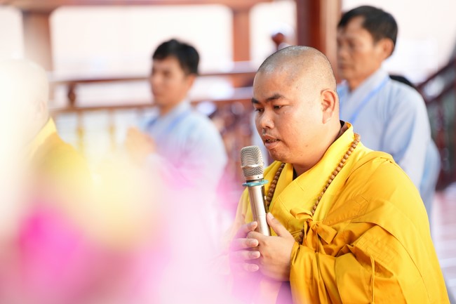 Paying homage to the Most Master and commemorating Hoang Phap Pagoda’s Founder by Monks, and Buddhists