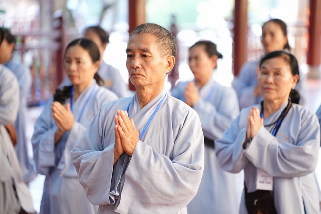 Paying homage to the Most Master and commemorating Hoang Phap Pagoda’s Founder by Monks, and Buddhists
