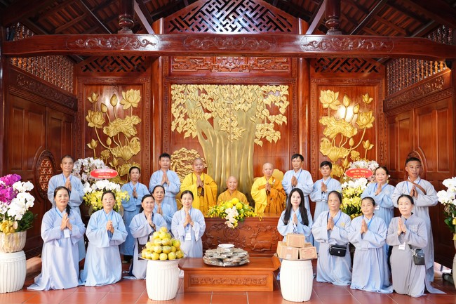 Paying homage to the Most Master and commemorating Hoang Phap Pagoda’s Founder by Monks, and Buddhists