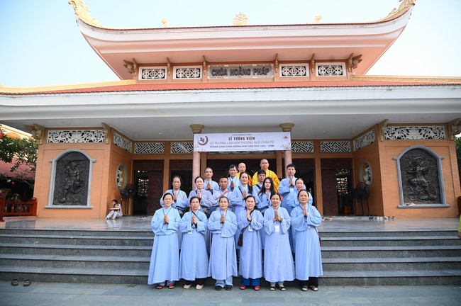 Paying homage to the Most Master and commemorating Hoang Phap Pagoda’s Founder by Monks, and Buddhists