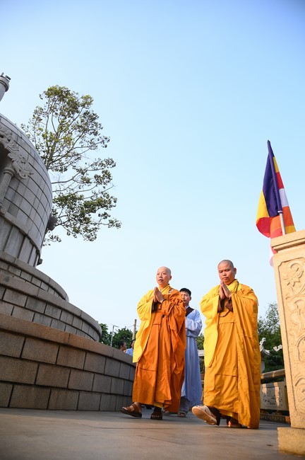 Paying homage to the Most Master and commemorating Hoang Phap Pagoda’s Founder by Monks, and Buddhists