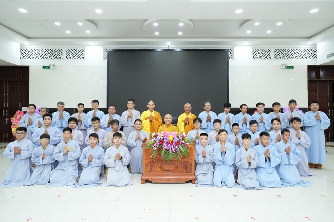 Paying homage to the Most Master and commemorating Hoang Phap Pagoda’s Founder by Monks, and Buddhists