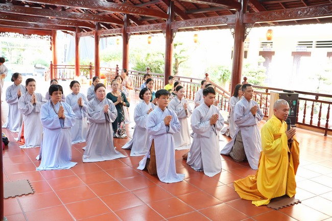 Paying homage to the Most Master and commemorating Hoang Phap Pagoda’s Founder by Monks, and Buddhists