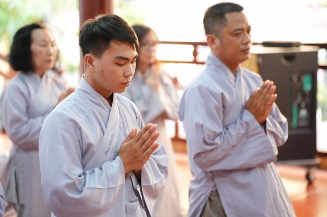 Paying homage to the Most Master and commemorating Hoang Phap Pagoda’s Founder by Monks, and Buddhists