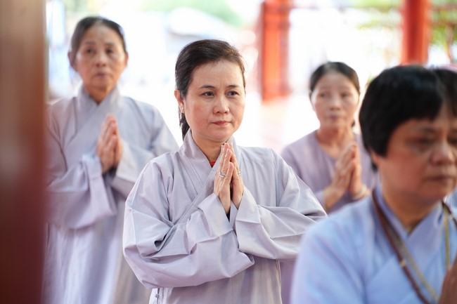 Paying homage to the Most Master and commemorating Hoang Phap Pagoda’s Founder by Monks, and Buddhists