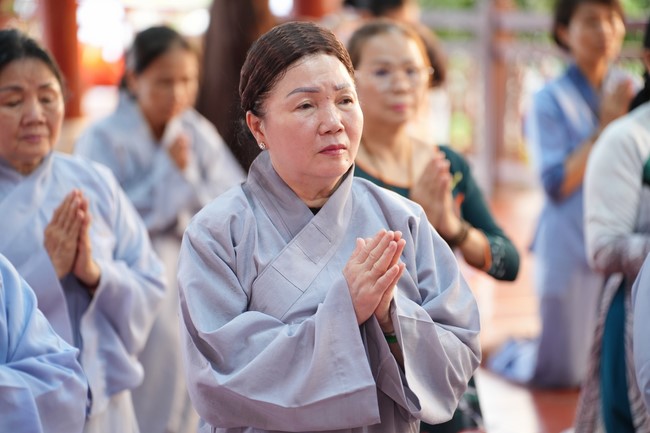Paying homage to the Most Master and commemorating Hoang Phap Pagoda’s Founder by Monks, and Buddhists