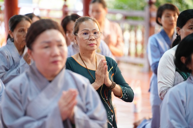 Paying homage to the Most Master and commemorating Hoang Phap Pagoda’s Founder by Monks, and Buddhists