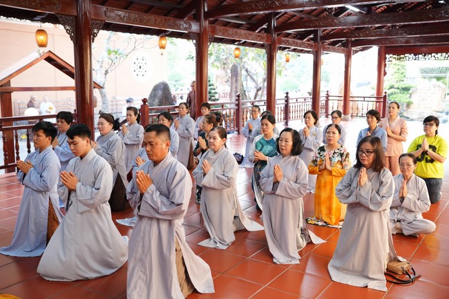 Paying homage to the Most Master and commemorating Hoang Phap Pagoda’s Founder by Monks, and Buddhists