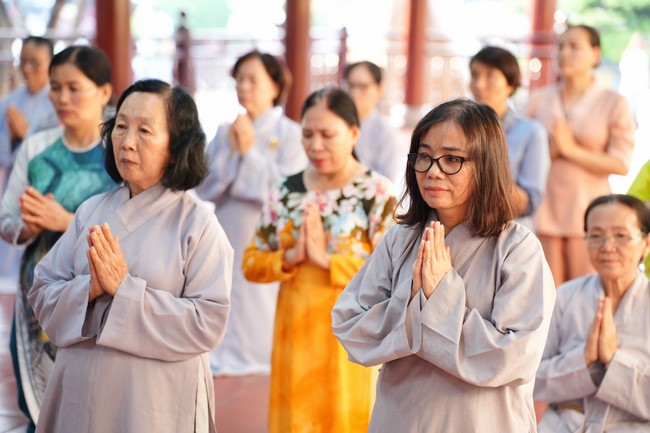 Paying homage to the Most Master and commemorating Hoang Phap Pagoda’s Founder by Monks, and Buddhists