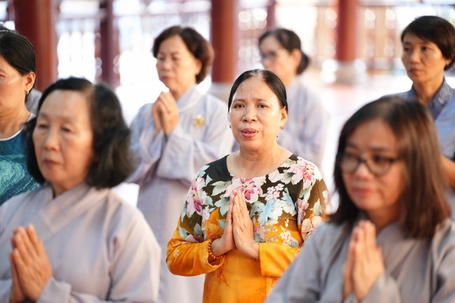 Paying homage to the Most Master and commemorating Hoang Phap Pagoda’s Founder by Monks, and Buddhists