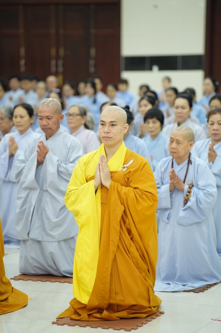 Paying homage to the Most Master and commemorating Hoang Phap Pagoda’s Founder by Monks, and Buddhists