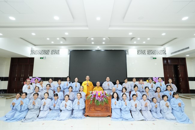 Paying homage to the Most Master and commemorating Hoang Phap Pagoda’s Founder by Monks, and Buddhists