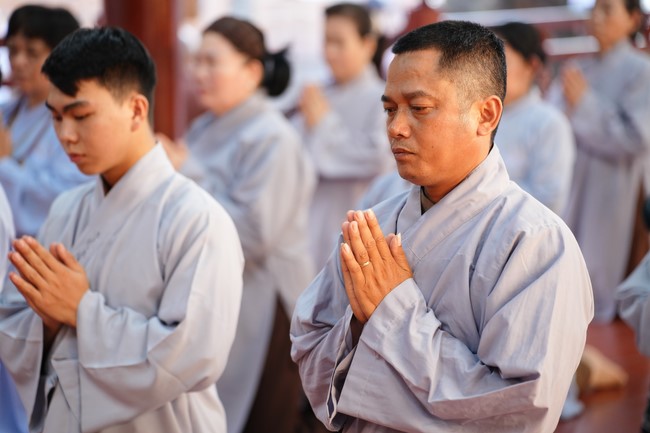 Paying homage to the Most Master and commemorating Hoang Phap Pagoda’s Founder by Monks, and Buddhists
