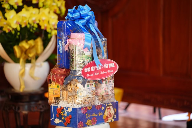 Paying homage to the Most Master and commemorating Hoang Phap Pagoda’s Founder by Monks, and Buddhists